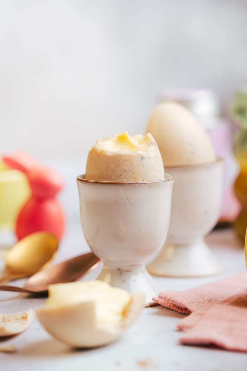 Diese gefüllten Schoko-Ostereier mit cremiger Füllung sind das perfekte Dessert zu Ostern – schnell gemacht, vielseitig und richtig hübsch.