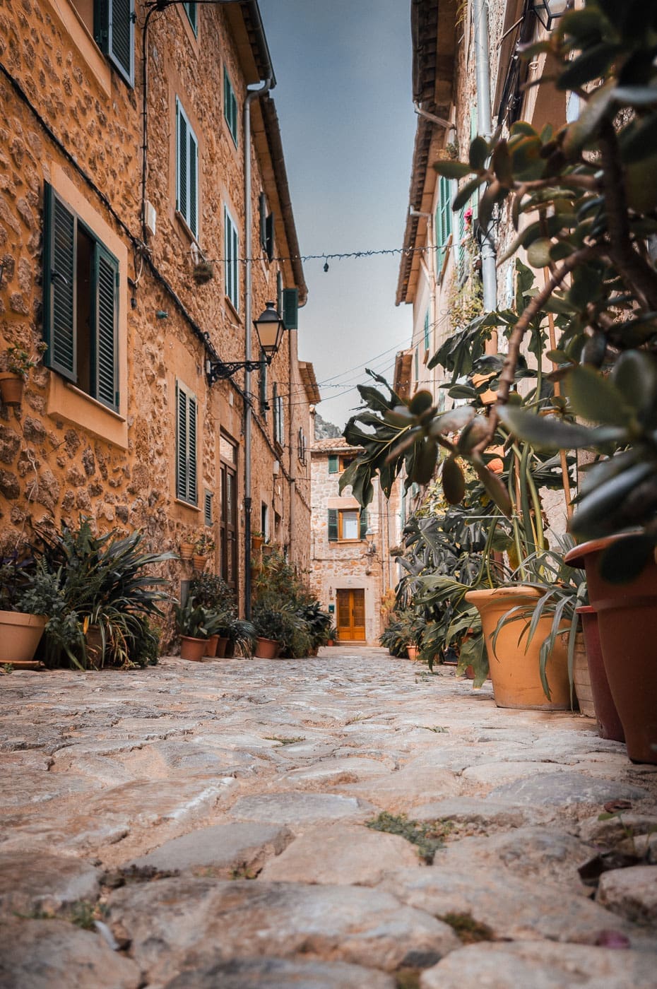 Mallorca2024 100 | Die Mallorca Nebensaison ist so viel mehr als nur Ballermann, Schinkenstraße und Party-Tourismus! Wie ist das bei euch? Habt ihr bei Mallorca auch zuerst die überfüllten Strände und lauten Bars im Kopf? Dann lasst euch von uns auf eine Reise mitnehmen, die euer Bild von der Lieblingsinsel der Deutschen komplett verändern wird. Wir waren nun schon mehrfach dort und haben bei jedem Besuch tiefere Einblicke in die echte und authentische Seite dieser fantastischen Insel bekommen. Und ganz wichtig: Wir reisen immer in der Mallorca Nebensaison!&nbsp;Das ist der Schlüssel, um die versteckten Schätze wirklich zu erleben.&nbsp; Wir zeigen euch unsere persönlichen Geheimtipps für Restaurants, charmante Orte und einzigartige Läden fernab vom Trubel. Jetzt geht's also los mit jeder Menge Genuss und vielen tollen Erlebnissen.