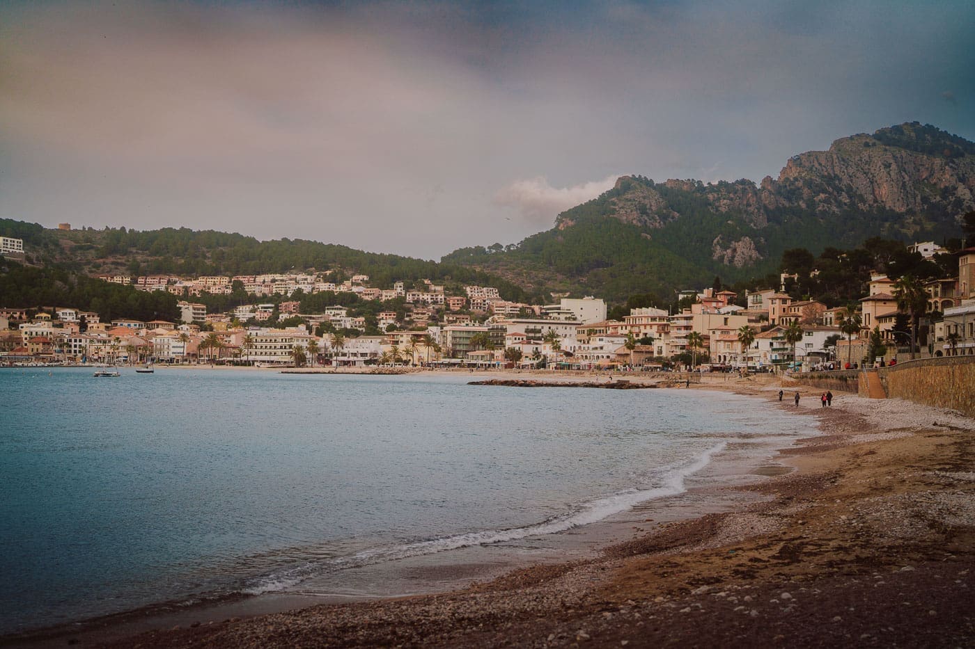 Mallorca2025 132 | Die Mallorca Nebensaison ist so viel mehr als nur Ballermann, Schinkenstraße und Party-Tourismus! Wie ist das bei euch? Habt ihr bei Mallorca auch zuerst die überfüllten Strände und lauten Bars im Kopf? Dann lasst euch von uns auf eine Reise mitnehmen, die euer Bild von der Lieblingsinsel der Deutschen komplett verändern wird. Wir waren nun schon mehrfach dort und haben bei jedem Besuch tiefere Einblicke in die echte und authentische Seite dieser fantastischen Insel bekommen. Und ganz wichtig: Wir reisen immer in der Mallorca Nebensaison!&nbsp;Das ist der Schlüssel, um die versteckten Schätze wirklich zu erleben.&nbsp; Wir zeigen euch unsere persönlichen Geheimtipps für Restaurants, charmante Orte und einzigartige Läden fernab vom Trubel. Jetzt geht's also los mit jeder Menge Genuss und vielen tollen Erlebnissen.