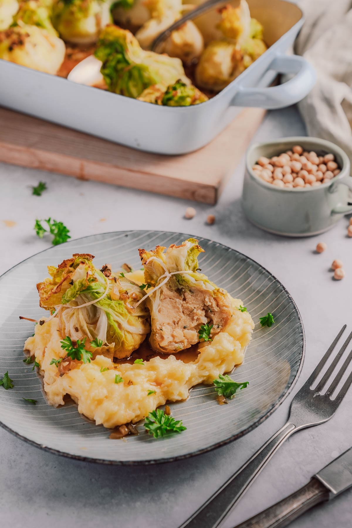 Kohlrouladen Erbse vegetarisch 16 | Omas Lores Kohlrouladen neu gedacht. Vegetarisch, mit Körnererbsen gefüllt und als kleine Wirsing-Bonbons serviert.