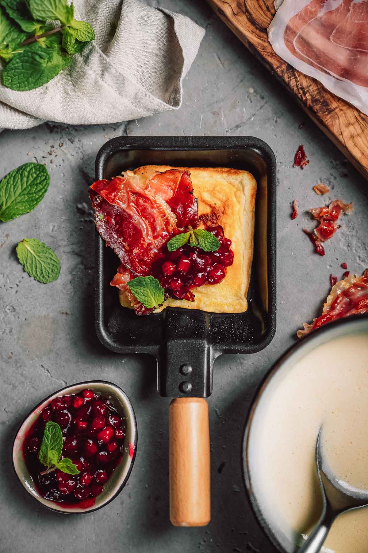 Raclette Pfännchen Ideen – Unsere liebsten Kombis von klassisch bis Tapas 6 Raclette Inspiration 6 | Raclette Pfännchen Ideen, die wirklich funktionieren. Von Breakfast Raclette mit Käsebohnen bis Tapas Raclette für das Sommerfeeling und Pfännchen Pfannkuchen mit Speck und Preiselbeeren.