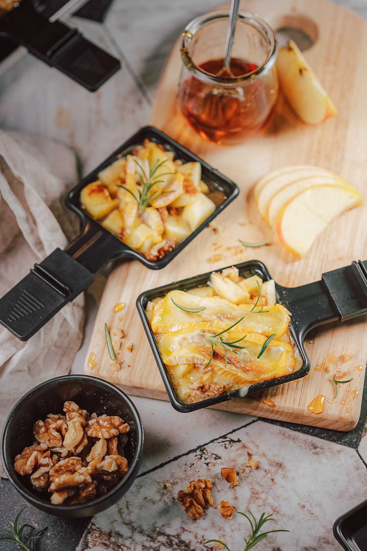 Raclette Pfännchen Ideen – Unsere liebsten Kombis von klassisch bis Tapas 5 Raclette Inspiration 7 | Raclette Pfännchen Ideen, die wirklich funktionieren. Von Breakfast Raclette mit Käsebohnen bis Tapas Raclette für das Sommerfeeling und Pfännchen Pfannkuchen mit Speck und Preiselbeeren.