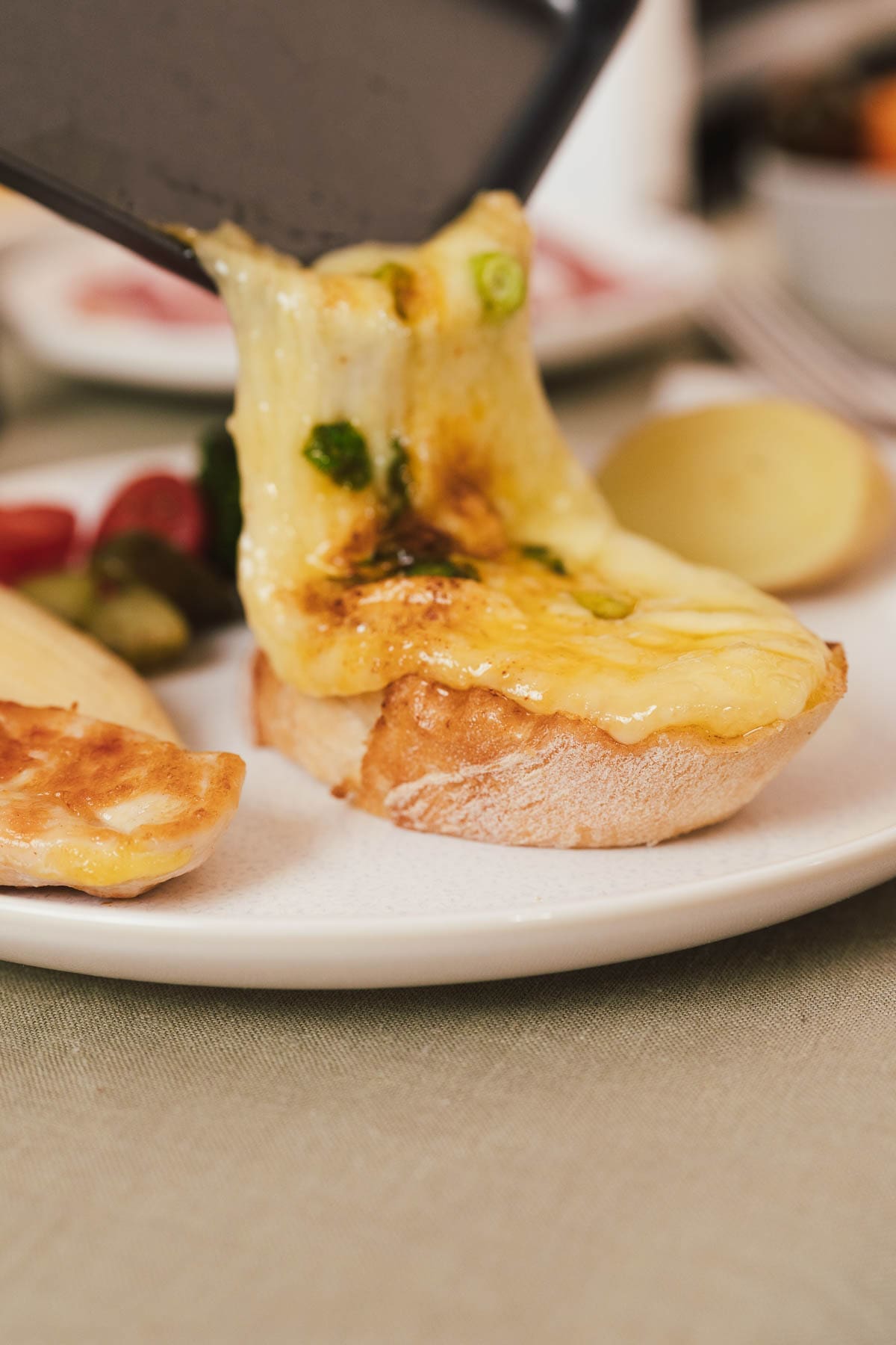 Raclette Pfännchen Ideen – Unsere liebsten Kombis von klassisch bis Tapas 7 Klassisches Raclette wie in der Schweiz, geschmolzener Käse auf Brot mit Käsefäden
