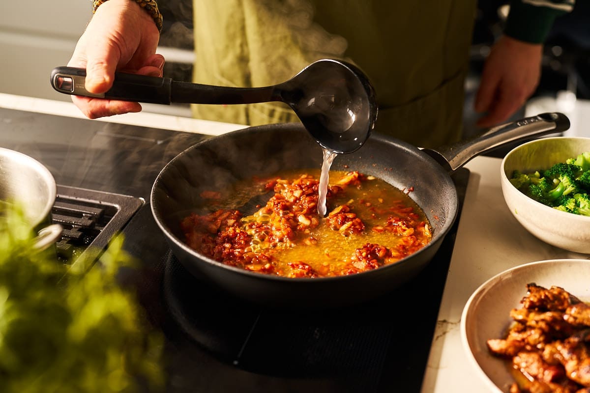 Blog Gochujang Pasta mit Steakstreifen 3 | Unsere cremige Gochujang Pasta mit Rinderstreifen und Bimi Broccoli ist aus einem spontanen Küchenmoment entstanden. Die Kombination aus Sahne, Gochujang und saftigem Rind sorgt für echtes Fusion Feeling auf dem Teller.