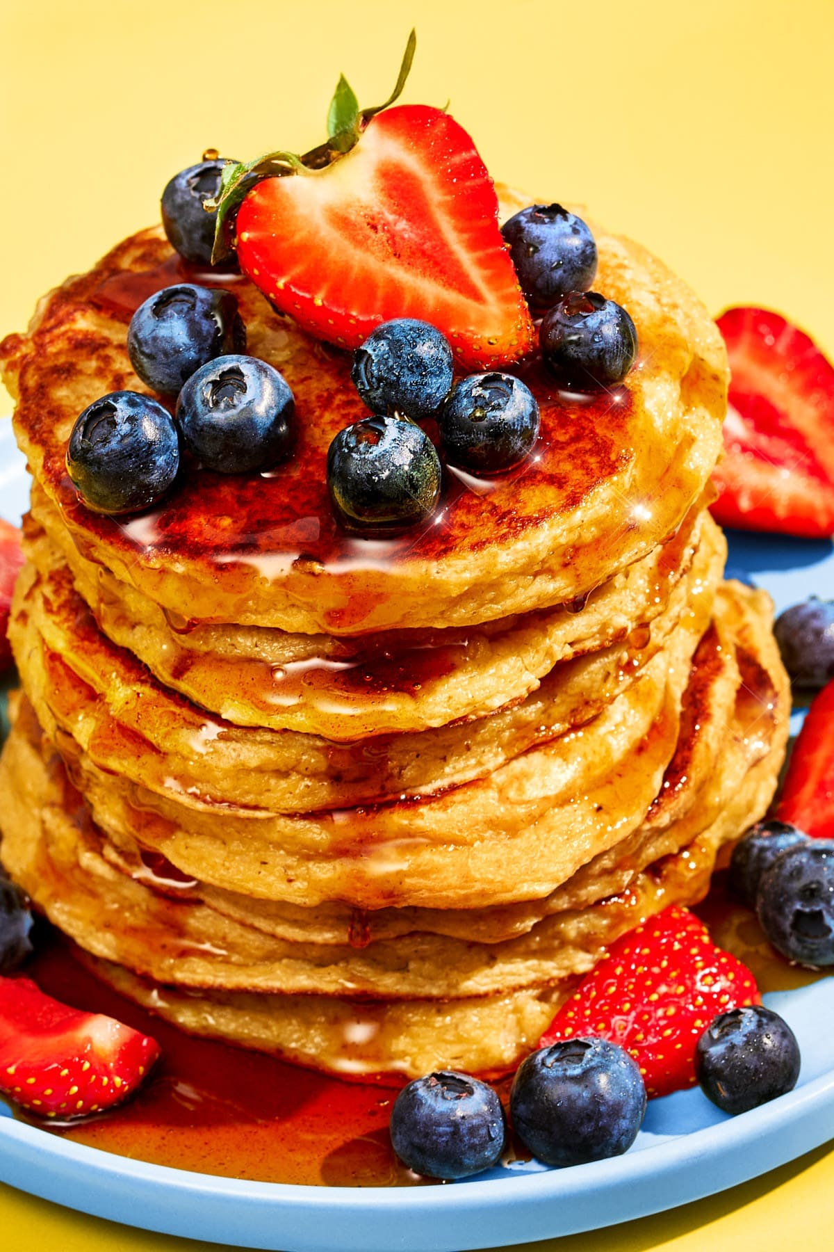Protein Pancakes Draufsicht mit Erdbeeren und Blaubeeren